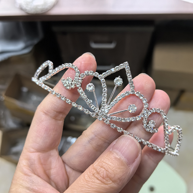 Серебряная корона со стразами, – обзор и цена Tech Accessories Women